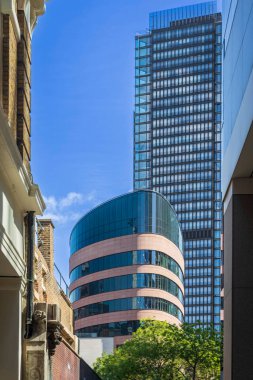 Londra, İngiltere, 5 Mayıs 2025, Modern Office Buildings with Glass Facades Stand Tall Against a Blue Sky. Liverpool Caddesi 'ndeki Crosspoint binasında ofis alanı