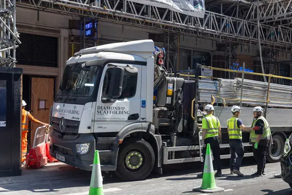 Londra, İngiltere, 5 Mayıs 2025, İnşaat işçileri ve inşaat kamyonu..