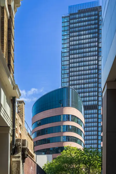 Londra, İngiltere, 5 Mayıs 2025, Modern Office Buildings with Glass Facades Stand Tall Against a Blue Sky. Liverpool Caddesi 'ndeki Crosspoint binasında ofis alanı