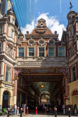 Londra, İngiltere, 7 Mayıs 2025, Leadenhall Market Girişinde Viktorya Dönemi Görkemi.