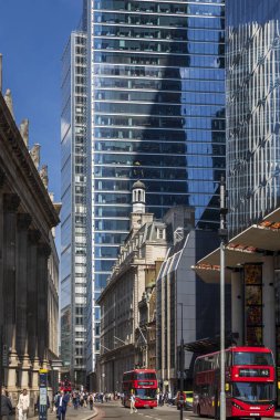 Londra, İngiltere, 7 Mayıs 2025, İşlek Londra Caddesi 'ndeki kırmızı çift katlı otobüsler. Hasilwood Evi, Bishopsgate
