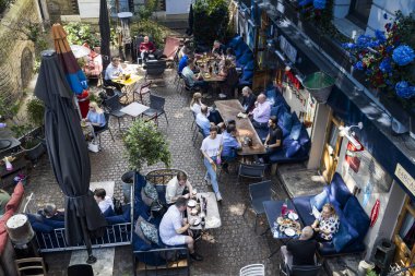 Londra, İngiltere, 7 Mayıs 2025, Boro Bistro 'da Bir Açık Hava Yemek Alanı. Boro Bistro 'da Borough Market ve Southwark Katedrali' nde fresk yiyen insanlar.