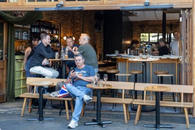Londra, İngiltere, 7 Mayıs 2025, Elliot 's Borough' daki müşteriler içkinin tadını çıkarıyor.