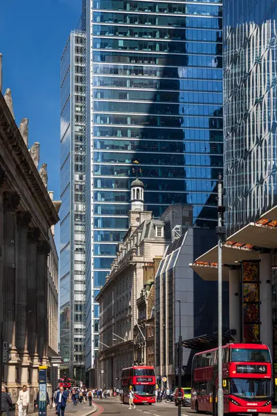 Londra, İngiltere, 7 Mayıs 2025, İşlek Londra Caddesi 'ndeki kırmızı çift katlı otobüsler. Hasilwood Evi, Bishopsgate