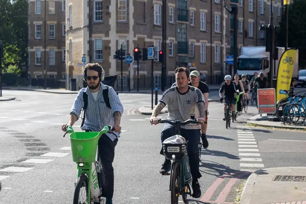 Londra, İngiltere, 7 Mayıs 2025, Aydınlık bir Londra Günü 'nde Şehir Bisikleti.