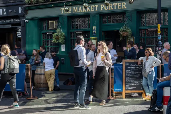 Londra, İngiltere, 7 Mayıs 2025, The Market Porter Pub with Outdoor Patrons.