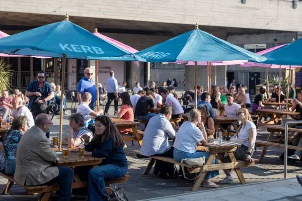 Londra, İngiltere, 7 Mayıs 2025, Birçok müşteriyle Açık Hava Bira Bahçesi. Güney Yakası