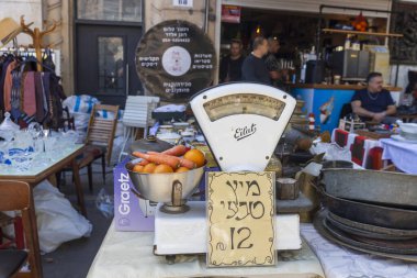 Hayfa, İsrail, 20 Nisan 2025, bit pazarı. Pishpishim bit pazarı. Üzerinde İbrani işareti olan iki kâse olan eski pullar. Havuç suyu, 12 şekel.