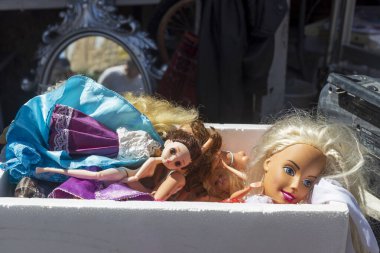 Hayfa, İsrail, 20 Nisan 2025, Bit pazarı pishpishim, Dolls in a Box at a Outdoor Market.