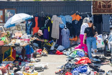 Hayfa, İsrail, 20 Nisan 2025, bit pazarı pishpishim, işlek bir açık hava bit pazarı.