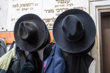 Hayfa, İsrail, 20 Nisan 2025, Asılı İki Siyah Geleneksel Şapka.