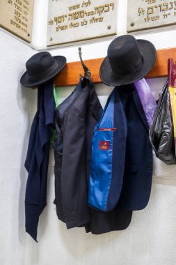 Hayfa, İsrail, 20 Nisan 2025, Asılı Siyah Şapkalar ve Paltoları.