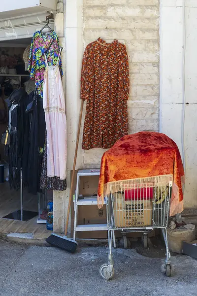 Bir mağazanın önünde asılı kırmızı elbiseler.