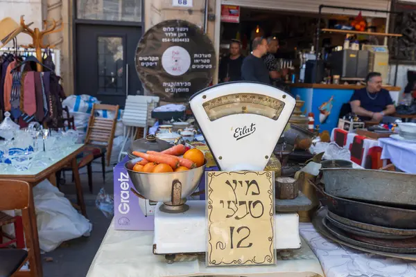 Hayfa, İsrail, 20 Nisan 2025, bit pazarı. Pishpishim bit pazarı. Üzerinde İbrani işareti olan iki kâse olan eski pullar. Havuç suyu, 12 şekel.