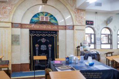 Hayfa, İsrail, 5 Nisan 2025, Tiferet Israel Yeşiva, Sinagogdaki Aron Kodesh.