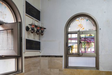 Hayfa, İsrail, 5 Nisan 2025, Tiferet İsrail Çalışma Salonu Tahta Mobilyalı Yeşiva, Kemerli Pencereler ve Tevrat Sandığı