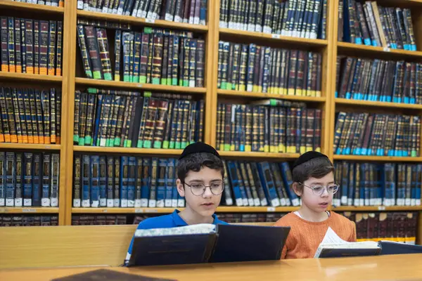 Hayfa, İsrail, 5 Nisan 2025, Tiferet Israel Yeşiva, Yeşiva Kütüphanesinde okuyan iki genç Yahudi erkek