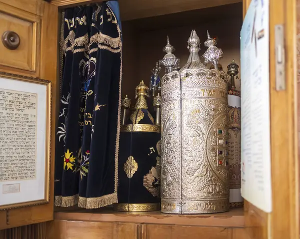 Hayfa, İsrail, 5 Nisan 2025, Aram Tzova Sinagogu 'nun iç görünümü. Aron Kodesh 'in içindeki Tevrat Parşömenleri.