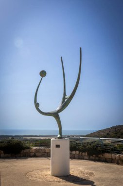 Ein Hod, İsrail, 12 Nisan 2025 Deniz manzaralı heykel.