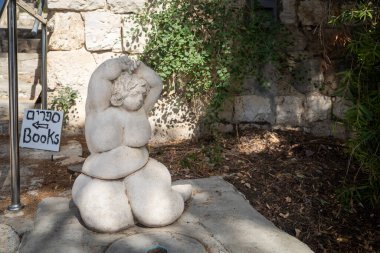 Ein Hod, İsrail, 12 Nisan 2025 ünlü sanatçı koloni Ein Hod, Mount Carmel 'in yamaçlarına karşı kurulmuştur. Dışarıdaki Kıvrımlı Kadın Taş Heykeli.