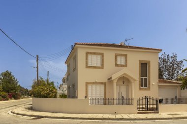 Larnaka, Kıbrıs, 5 Mayıs 2025, güneşli bir günde seramik çatılı ve geleneksel panjurlu büyüleyici bir Akdeniz tarzı ev..