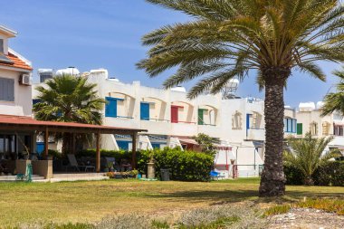 Larnaca, Kıbrıs, 5 Mayıs 2025, Arona Beach Home. Palmiye ağaçlı Cala N Bosch Apartmanları