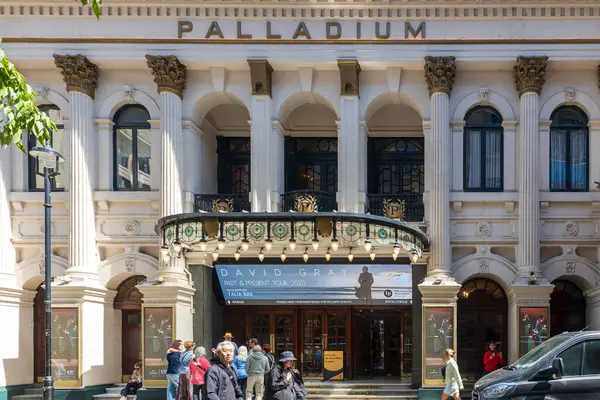 Londra, İngiltere, 5 Mayıs 2025 Paladyum Tiyatrosu 'nun büyük cephesi insanlarla dolup taşıyor.