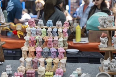 Londra, İngiltere, 5 Mayıs 2025, Renkli Heykel Mumlar bir markette sergileniyor. Broadway Yolu 'ndaki yerel pazar..