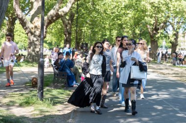 Londra, İngiltere, 5 Mayıs 2025, Parkta Yürüyen Çeşitli İnsanlar Grubu. Londra alanları