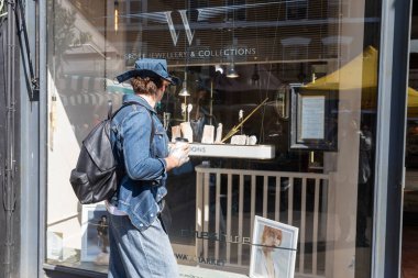 Londra, İngiltere, 5 Mayıs 2025, Mücevher Dükkanı Sergisine Bakan Kişi