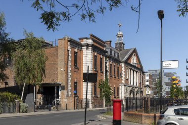 Londra, İngiltere, 5 Mayıs 2025, Haggerston 'da bir yüzme havuzu yeniden halka açık bir merkez ve ofis olarak kullanılacak. 1904 'te inşa edilen Haggerston Hamamları dönemin klasik bir halk binasıdır.