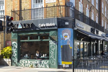 Londra, İngiltere, 5 Mayıs 2025, Cafe Bistro Açık Oturma ve Duvarlı. Doğu Londra