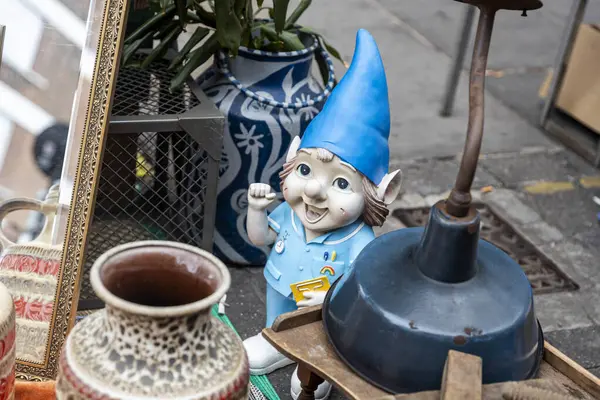 Mavi bahçe cücesi biblosu ve vazosu bit pazarında.