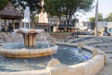 Petah Tikva, İsrail, 12 Haziran 2025, Petah Tikva 'da Güvercinli Kurucular Meydanı Çeşmesi.
