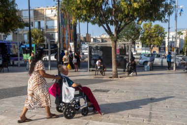 Petah Tikva, İsrail, 12 Haziran 2025, Tekerlekli sandalyede yaşlı kadını iten kadın