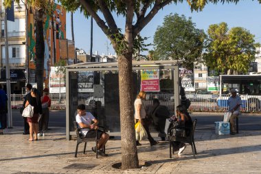 Petah Tikva, İsrail, 12 Haziran 2025, İsrail 'de bir otobüs durağında bekleyenler