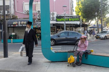 Petah Tikva, İsrail, 12 Haziran 2025, Petah Tikva 'da İki Kişi.