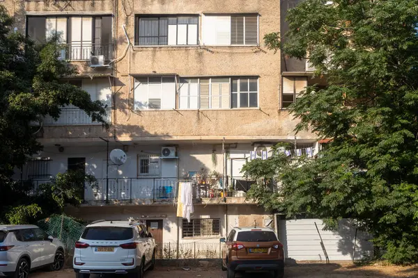 Petah Tikva, İsrail, 12 Haziran 2025, Otomobil ve Ağaçlı Daire