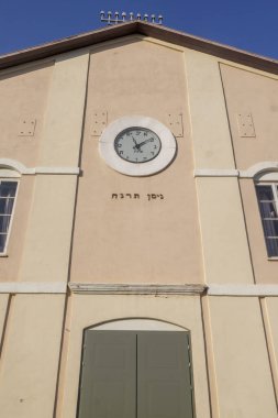Petah Tikva, İsrail, 12 Haziran 2025 Büyük Sinagog cephesi, bir Ortodoks Yahudi cemaati ve ibadet yeri..