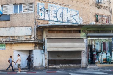 Petah Tikva, İsrail, 12 Haziran 2025, Tabelada İbranice Yazılı Bir Binanın Ayrıntılı Mimarisi.