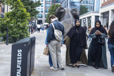 Londra, İngiltere, 15 Mayıs 2025, Bir Şehir Caddesindeki Çeşitli İnsanlar Grubu. Kadınlar tesettüre bakıp tesettüre bakarlar.