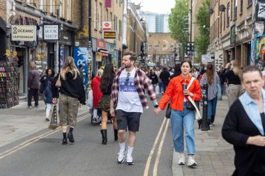 Londra, İngiltere, 15 Mayıs 2025, Londra 'daki Brick Lane Market' te Çiftler El ele tutuşuyor