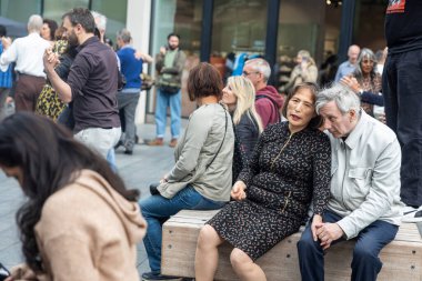 Londra, İngiltere, 15 Mayıs 2025, Yaşlılar Bir Açık Hava Dansı sırasında Yedekte Dinleniyor