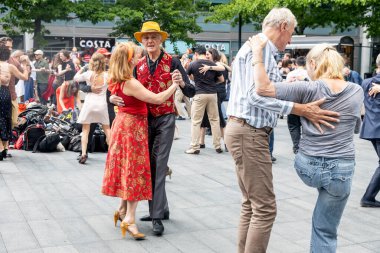 Londra, İngiltere, 15 Mayıs 2025, Spitalfields pazarı yakınlarındaki Şehir Meydanı 'nda Dans Eden İnsanlar