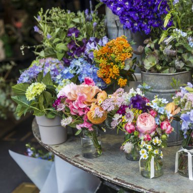 Tarihi bir binanın önünde güzel bir çiçek gösterisi..