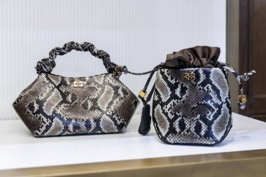 Londra, İngiltere, 15 Mayıs 2025, GANNI Bou leopar desenli kadın bel çantası poliüretan, kuzu derisi, polyester. Lüks yılan derisi çantalar bir butikte sergileniyor.