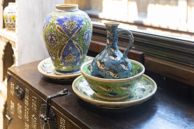 Londra, İngiltere, 15 Mayıs 2025, Alışveriş Özgürlüğü. Karmaşık desenli el yapımı seramik çömlek koleksiyonu..