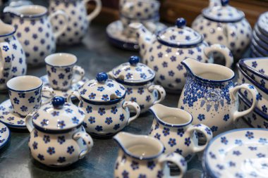 Bitpazarında sergilenen beyaz ve mavi çömlek çayı.