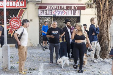 Hayfa, İsrail, 22 Haziran 2025 İnsanlar molozların temizlenişini izliyor. Bir İran füzesi Adar bölgesindeki bir fıskiyeyi ve binayı vurdu. İsrail-İran Savaşı..