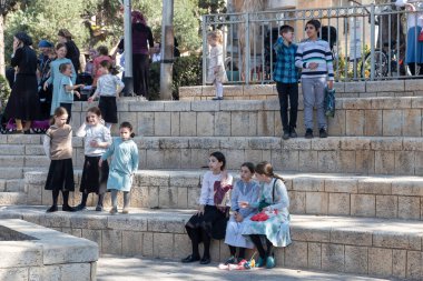 Hayfa, İsrail, 22 Haziran 2025 Taş Merdivenlerde Bir grup Yahudi Çocuk ve Kadın. Parkta yürü